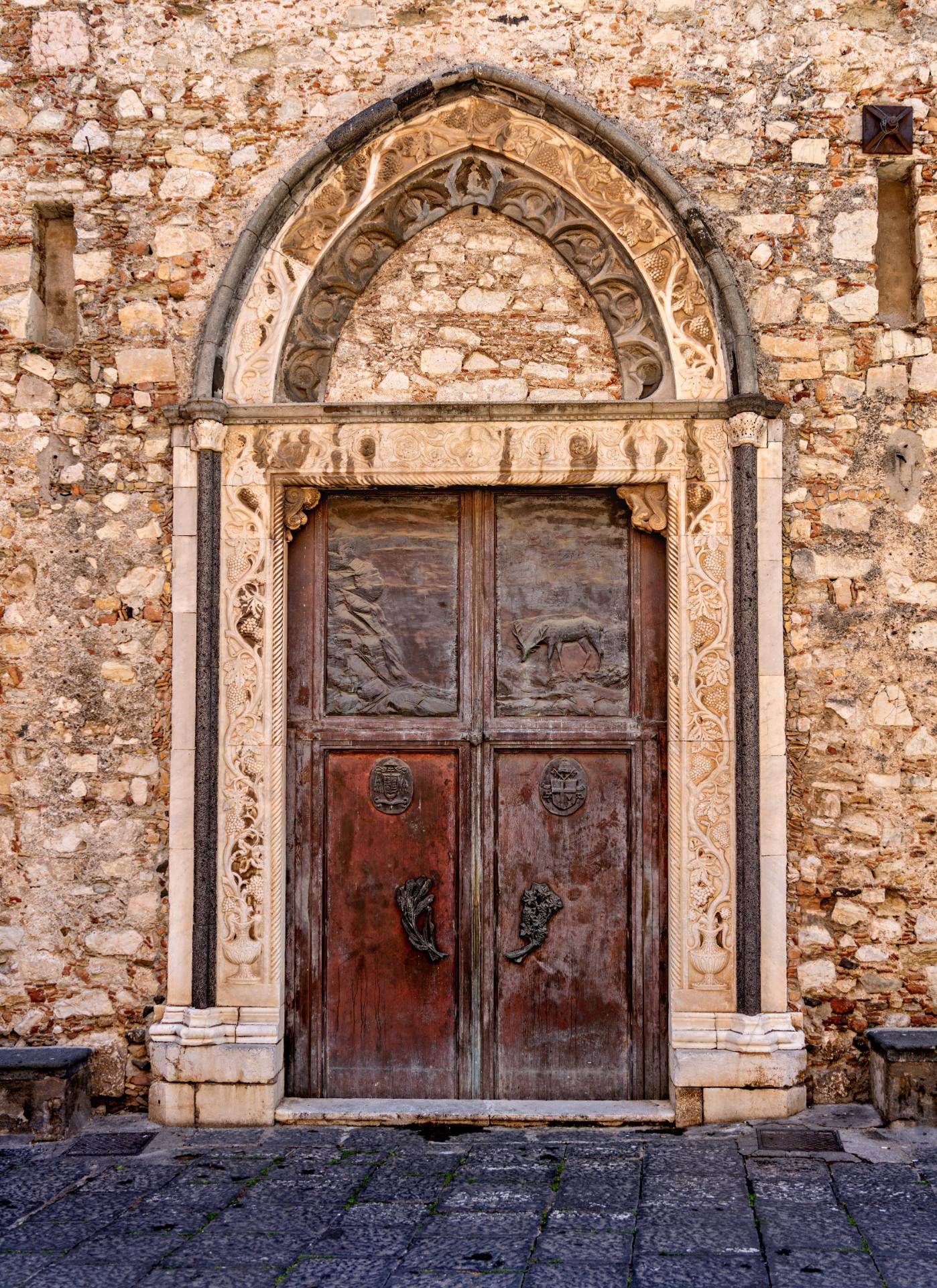 Eine der vielen schönen Hauseingänge in der Corso Umberto